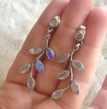 Zilveren oorbellen blaadjes gezet met facet regenboog Maansteen